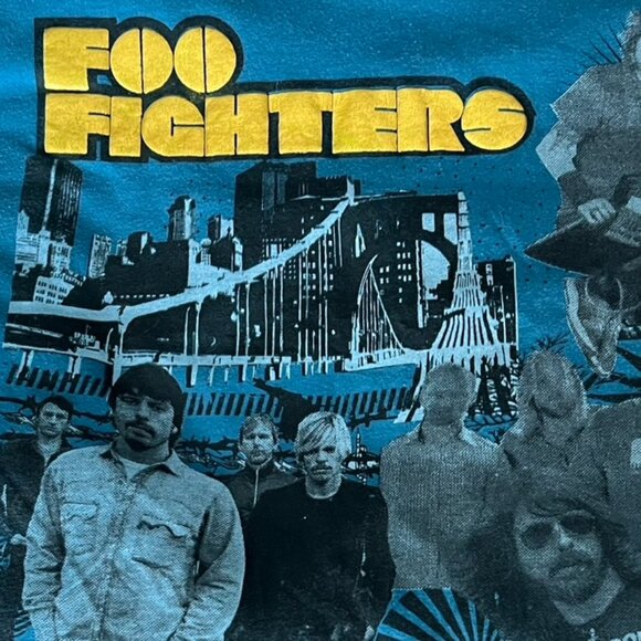 🌸4/$20🌸 Foo Fighters V-Neck T-Shirt - Picture 4 of 10